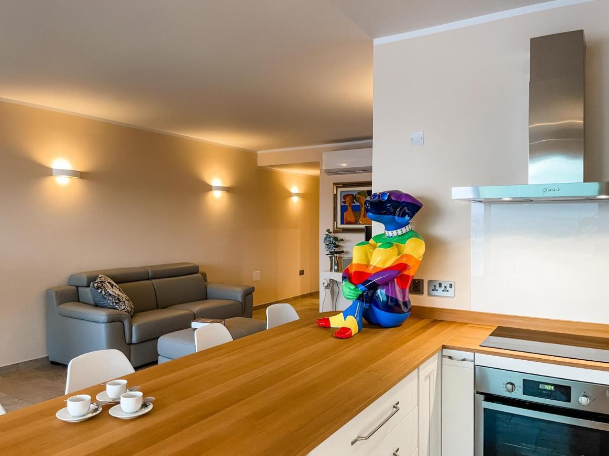 Unique Seafront Triplex Penthouse With Panoramic Bedroom & Rooftop Jacuzzi Overlooking Valletta Sliema Exterior foto