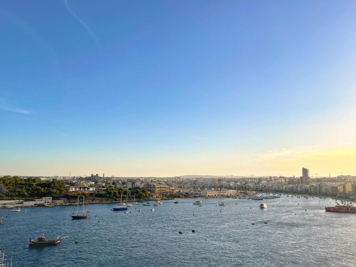 Unique Seafront Triplex Penthouse With Panoramic Bedroom & Rooftop Jacuzzi Overlooking Valletta Sliema Exterior foto