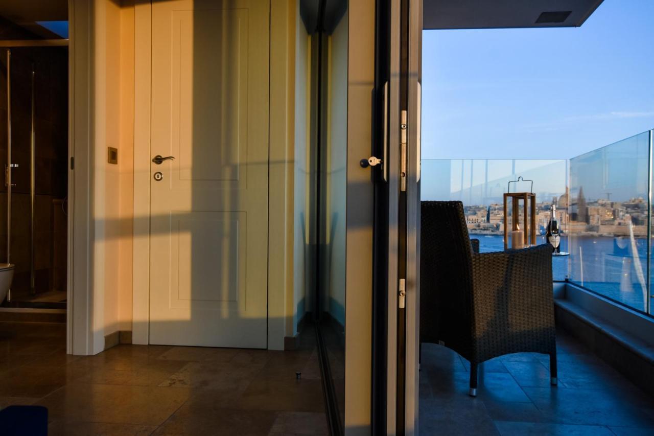 Unique Seafront Triplex Penthouse With Panoramic Bedroom & Rooftop Jacuzzi Overlooking Valletta Sliema Exterior foto
