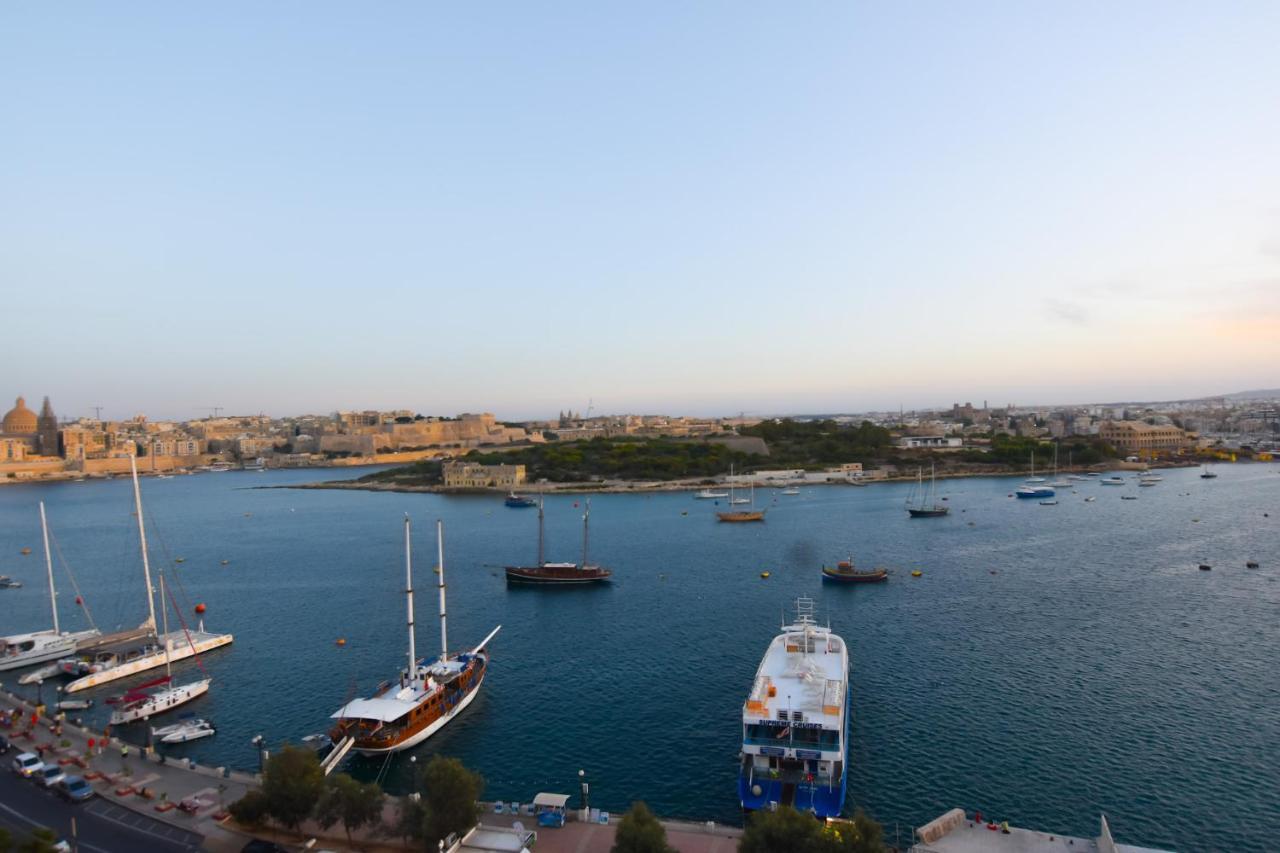Unique Seafront Triplex Penthouse With Panoramic Bedroom & Rooftop Jacuzzi Overlooking Valletta Sliema Exterior foto
