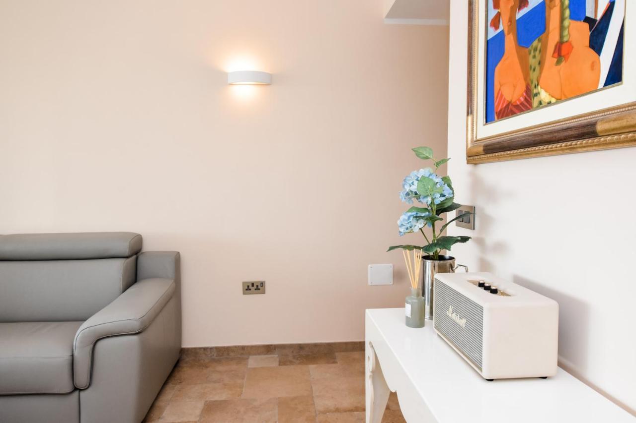 Unique Seafront Triplex Penthouse With Panoramic Bedroom & Rooftop Jacuzzi Overlooking Valletta Sliema Exterior foto