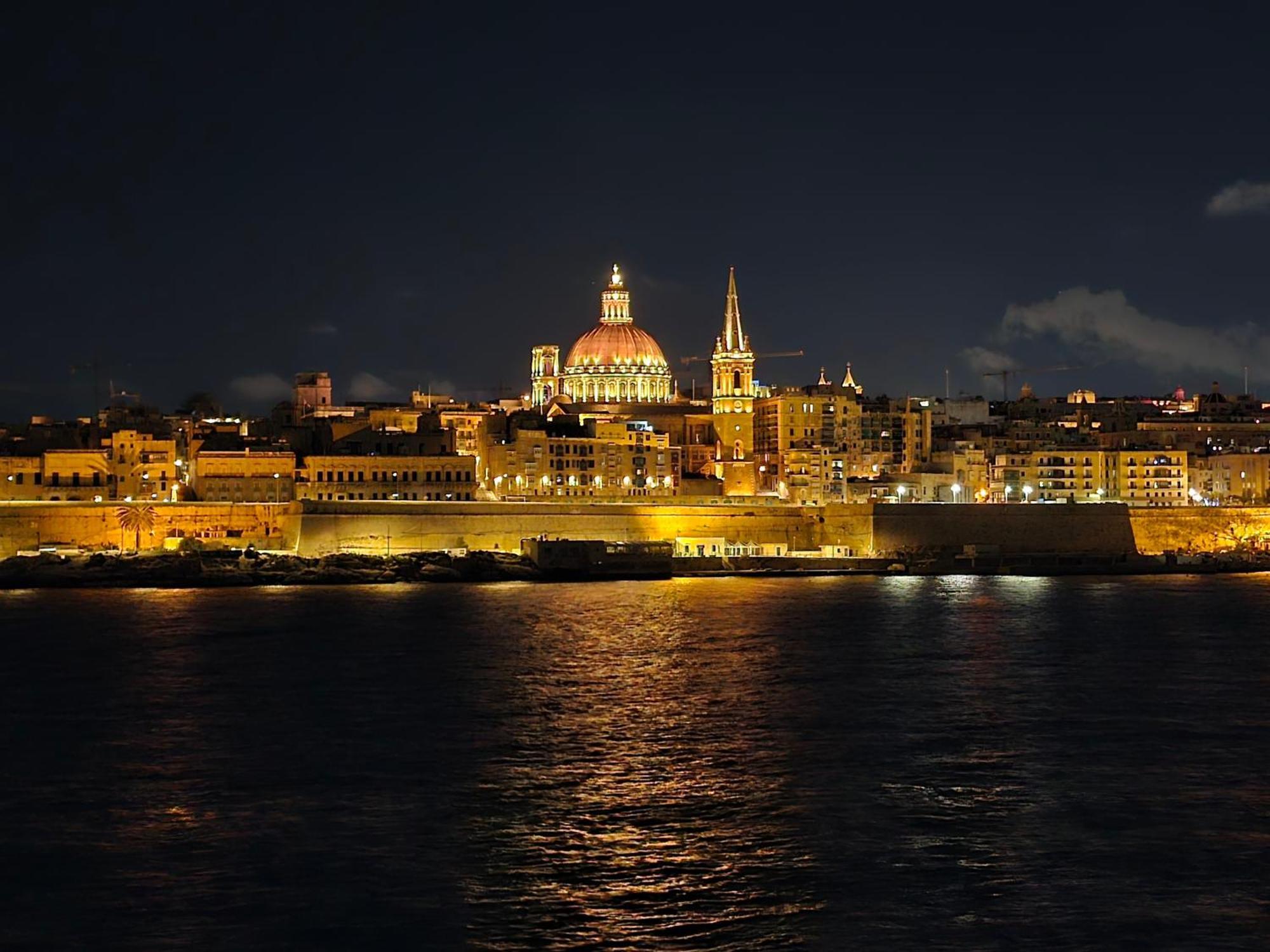 Unique Seafront Triplex Penthouse With Panoramic Bedroom & Rooftop Jacuzzi Overlooking Valletta Sliema Exterior foto