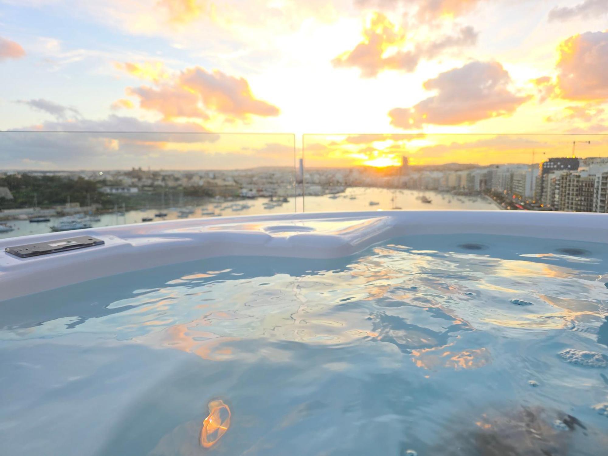 Unique Seafront Triplex Penthouse With Panoramic Bedroom & Rooftop Jacuzzi Overlooking Valletta Sliema Exterior foto