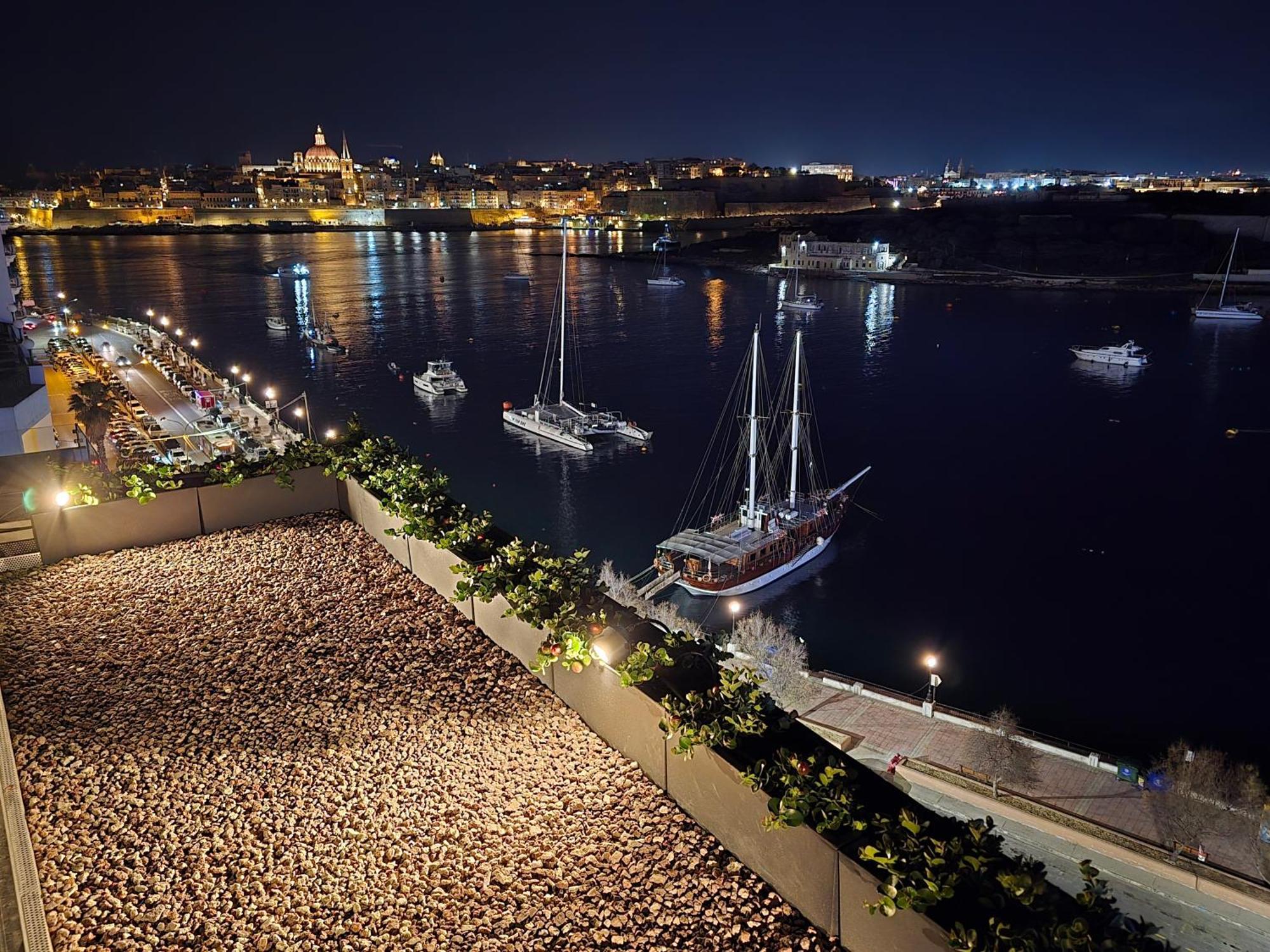 Unique Seafront Triplex Penthouse With Panoramic Bedroom & Rooftop Jacuzzi Overlooking Valletta Sliema Exterior foto