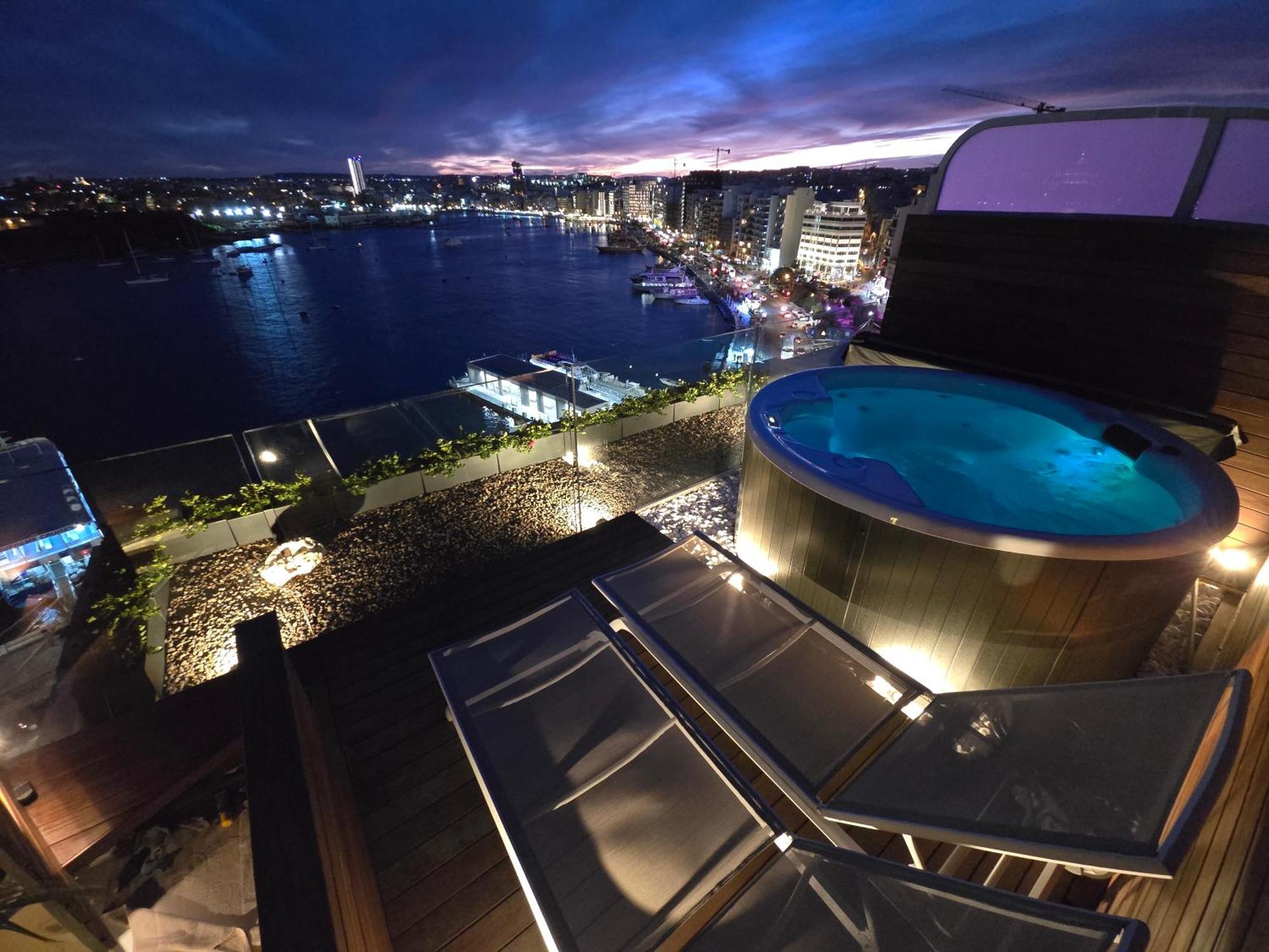 Unique Seafront Triplex Penthouse With Panoramic Bedroom & Rooftop Jacuzzi Overlooking Valletta Sliema Exterior foto