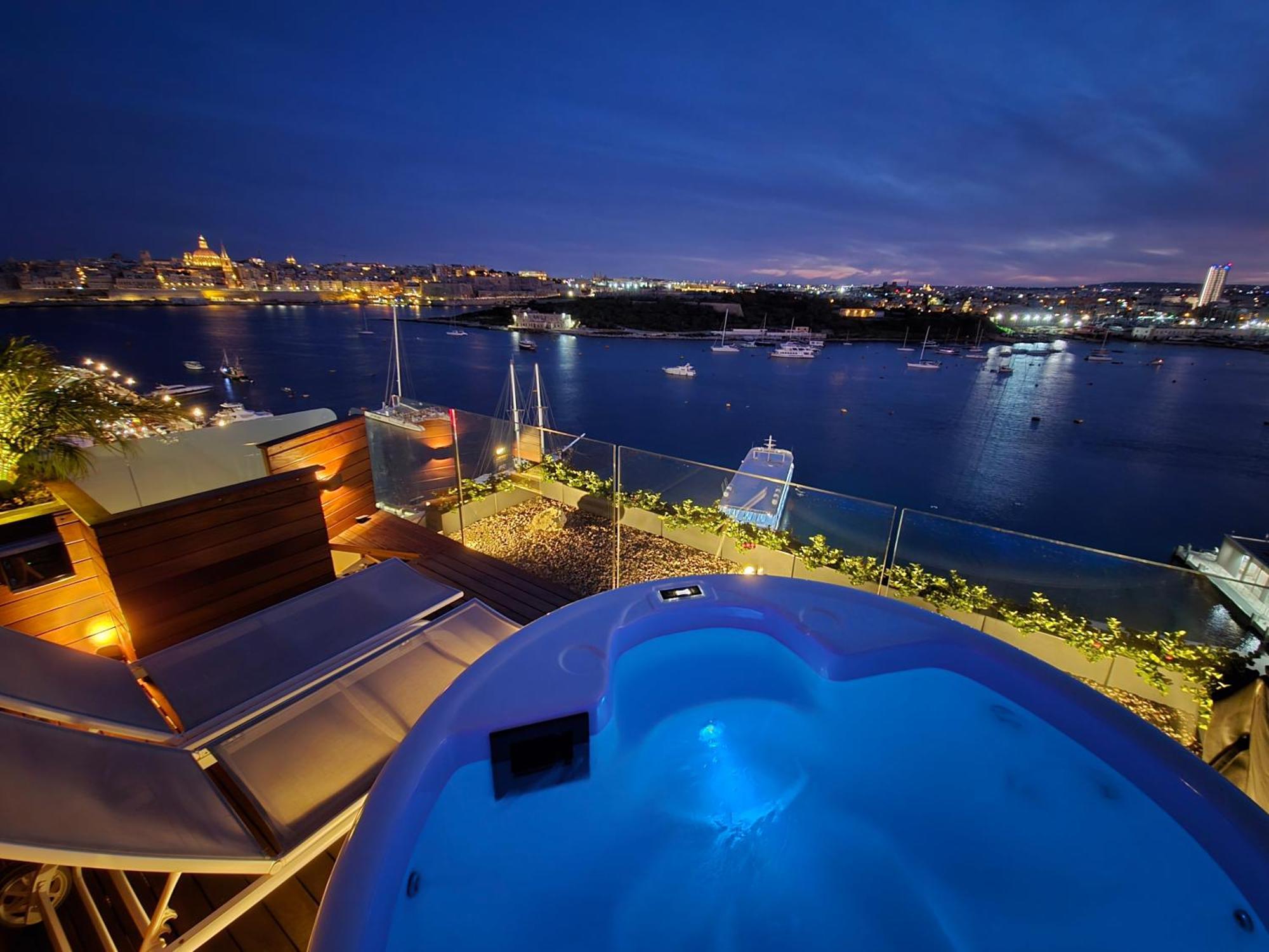 Unique Seafront Triplex Penthouse With Panoramic Bedroom & Rooftop Jacuzzi Overlooking Valletta Sliema Exterior foto