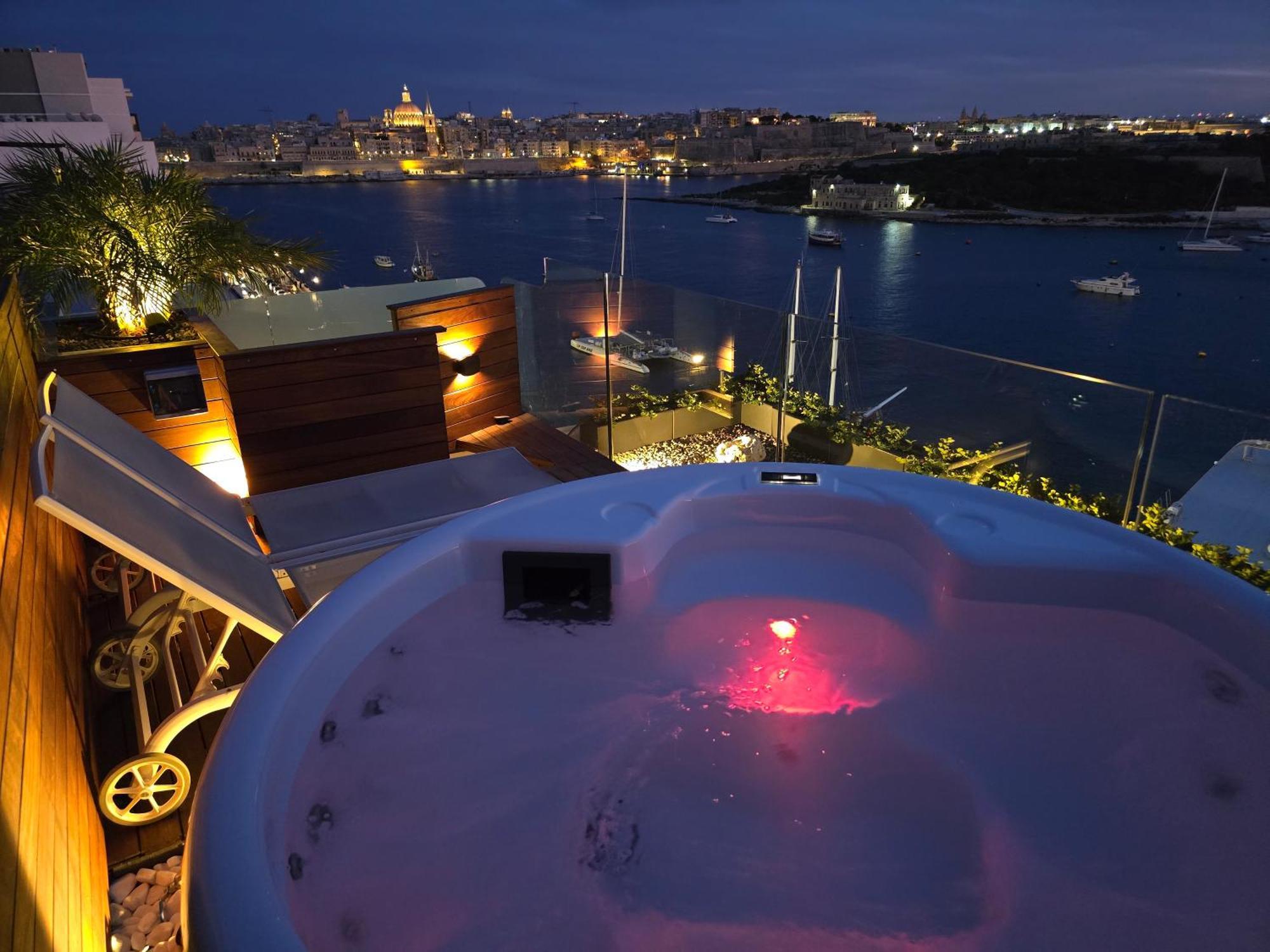 Unique Seafront Triplex Penthouse With Panoramic Bedroom & Rooftop Jacuzzi Overlooking Valletta Sliema Exterior foto