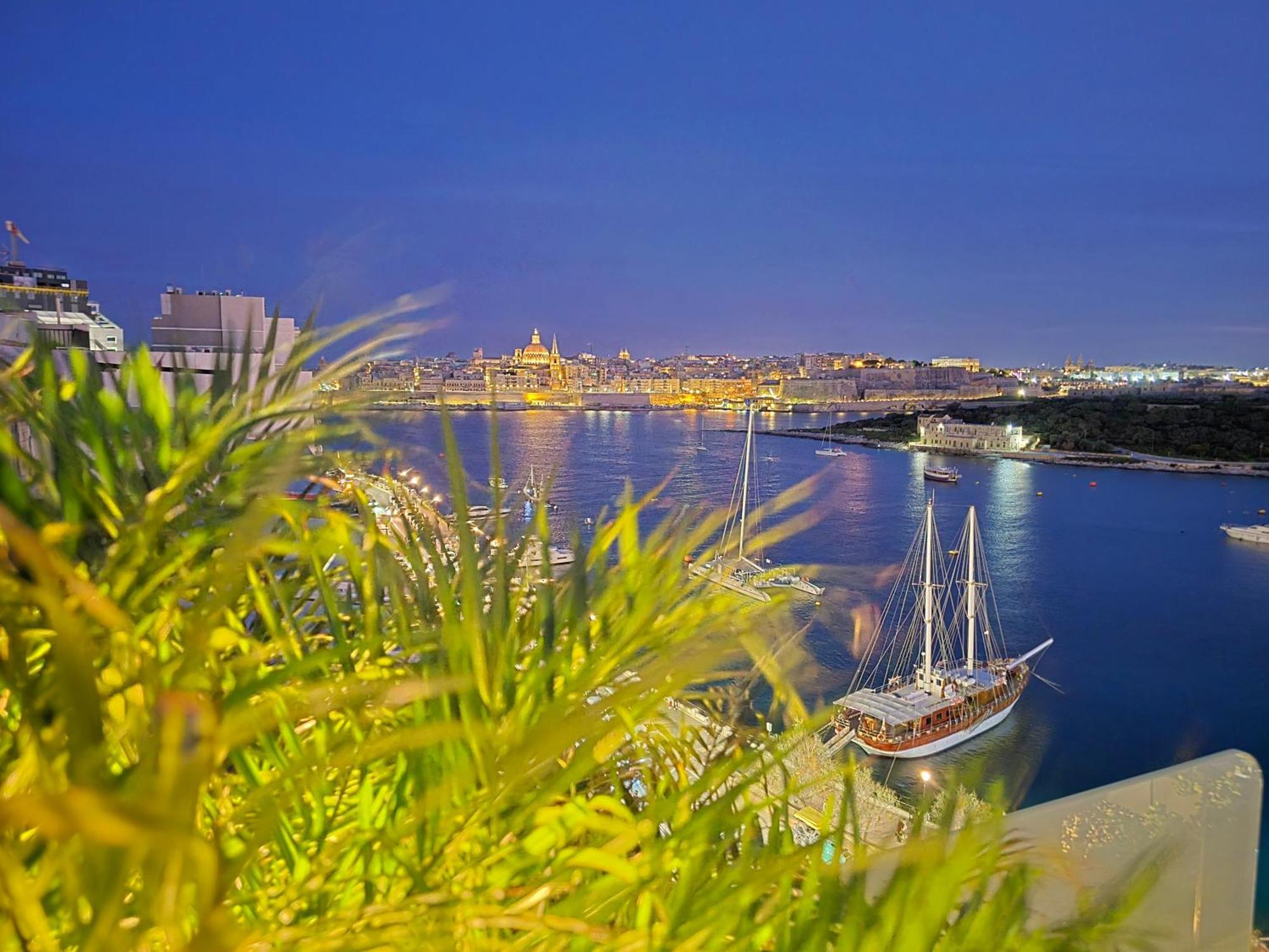 Unique Seafront Triplex Penthouse With Panoramic Bedroom & Rooftop Jacuzzi Overlooking Valletta Sliema Exterior foto