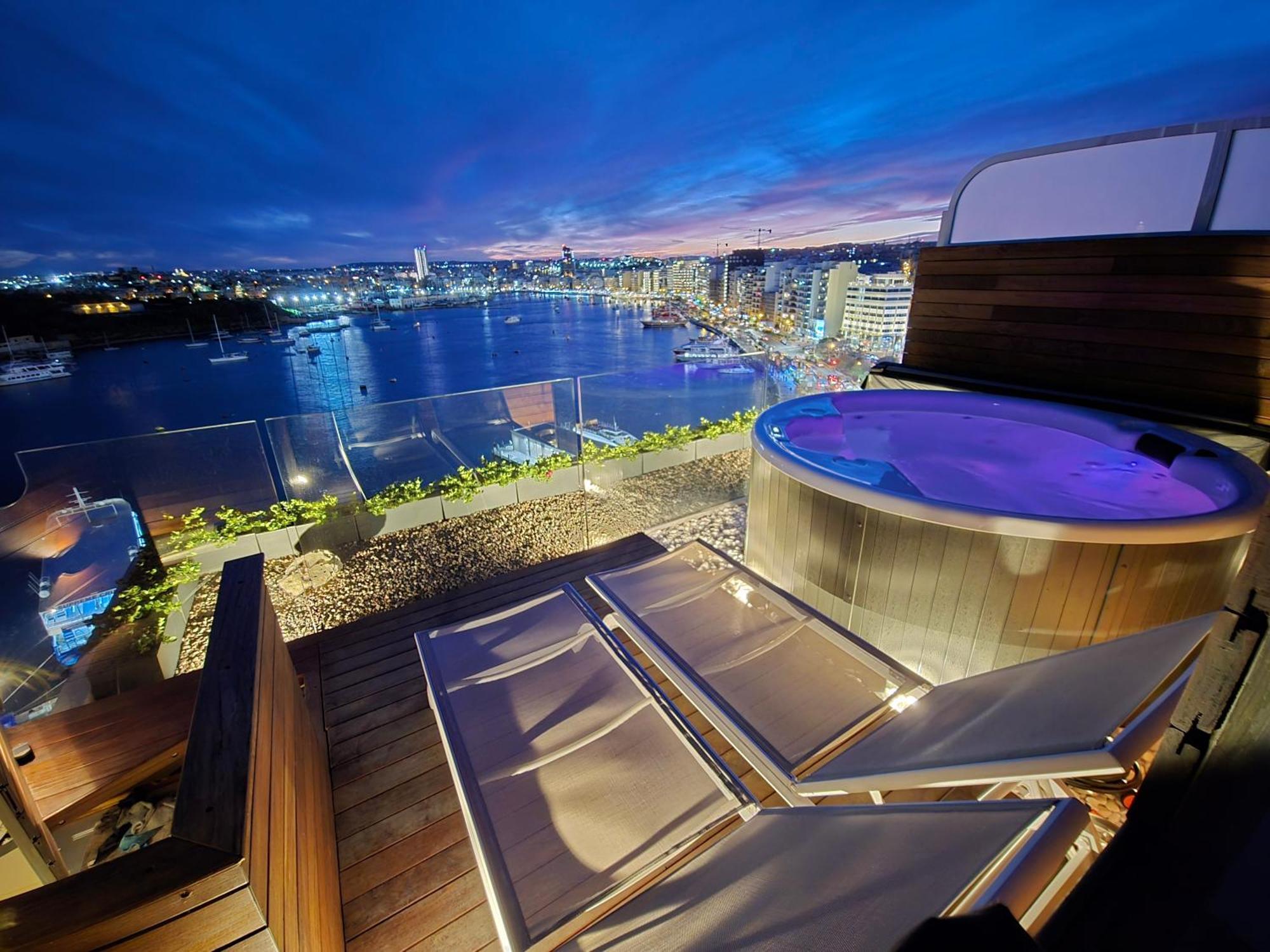 Unique Seafront Triplex Penthouse With Panoramic Bedroom & Rooftop Jacuzzi Overlooking Valletta Sliema Exterior foto