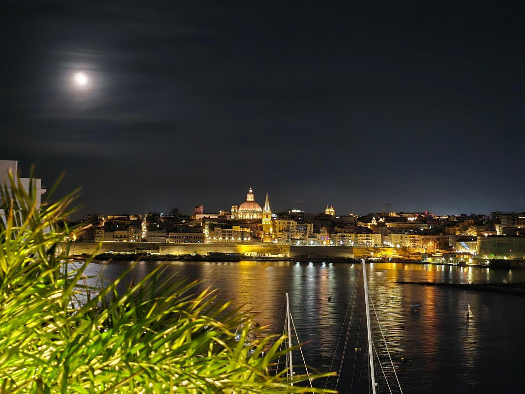 Unique Seafront Triplex Penthouse With Panoramic Bedroom & Rooftop Jacuzzi Overlooking Valletta Sliema Exterior foto