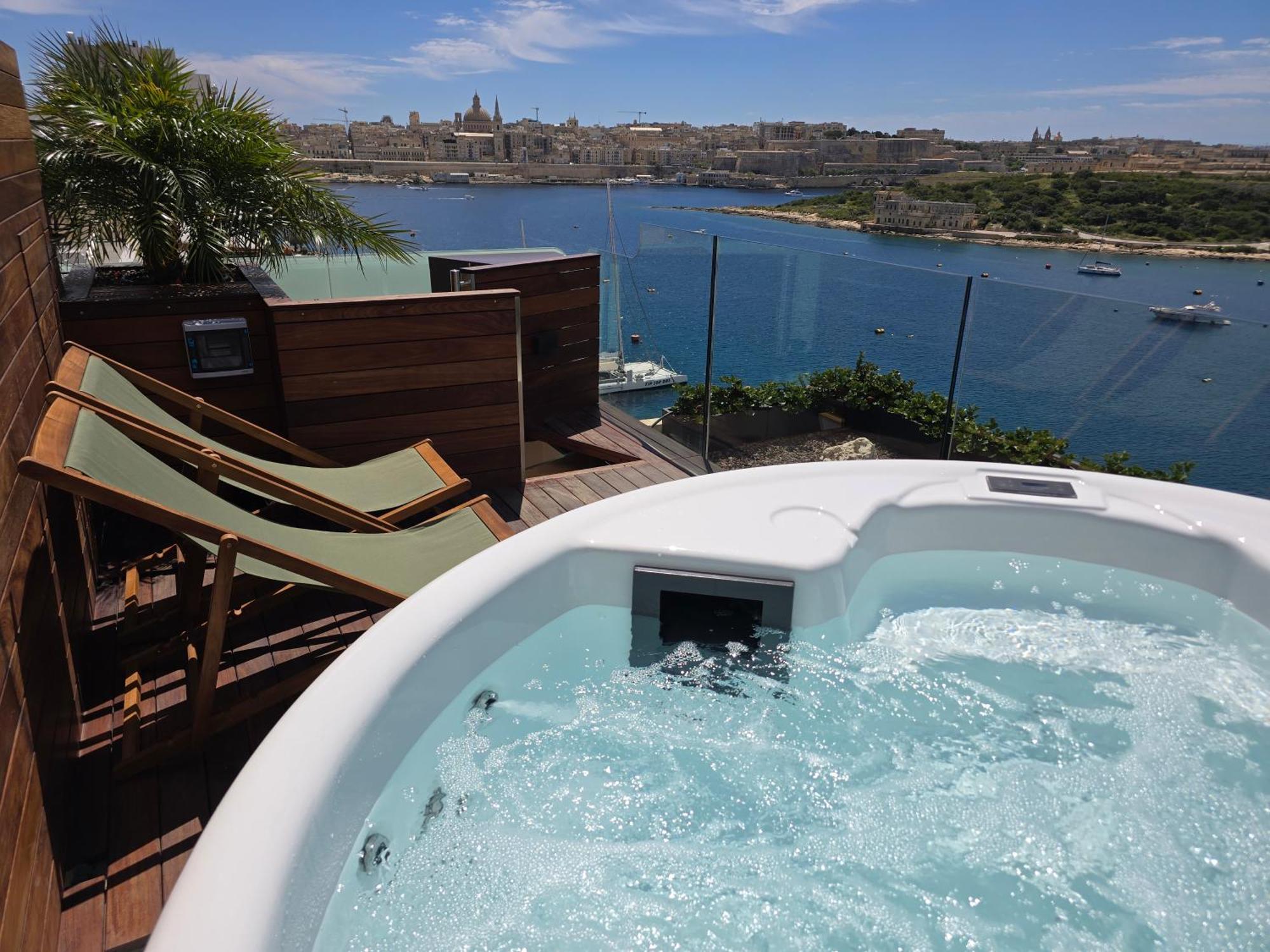 Unique Seafront Triplex Penthouse With Panoramic Bedroom & Rooftop Jacuzzi Overlooking Valletta Sliema Exterior foto