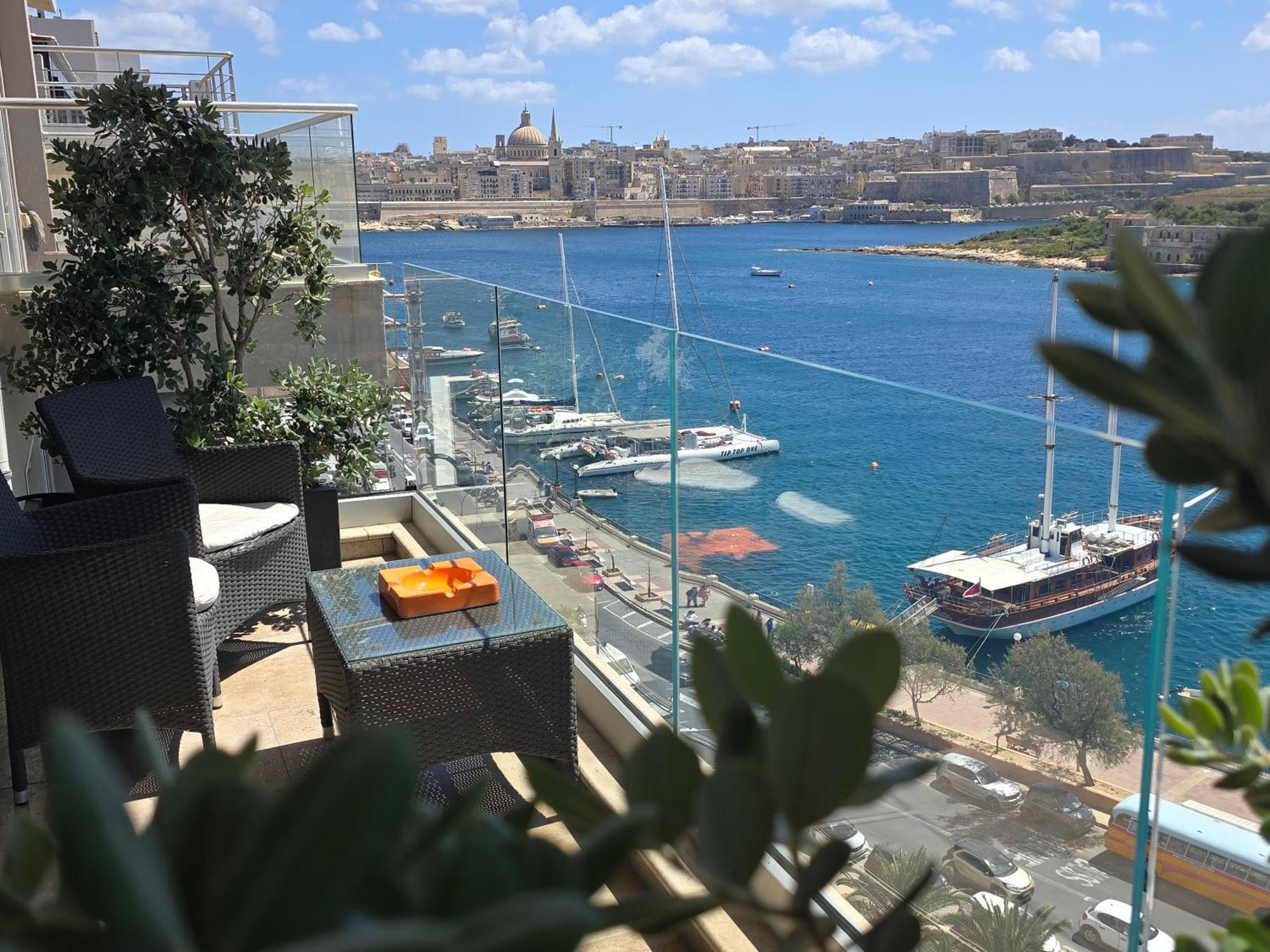 Unique Seafront Triplex Penthouse With Panoramic Bedroom & Rooftop Jacuzzi Overlooking Valletta Sliema Exterior foto