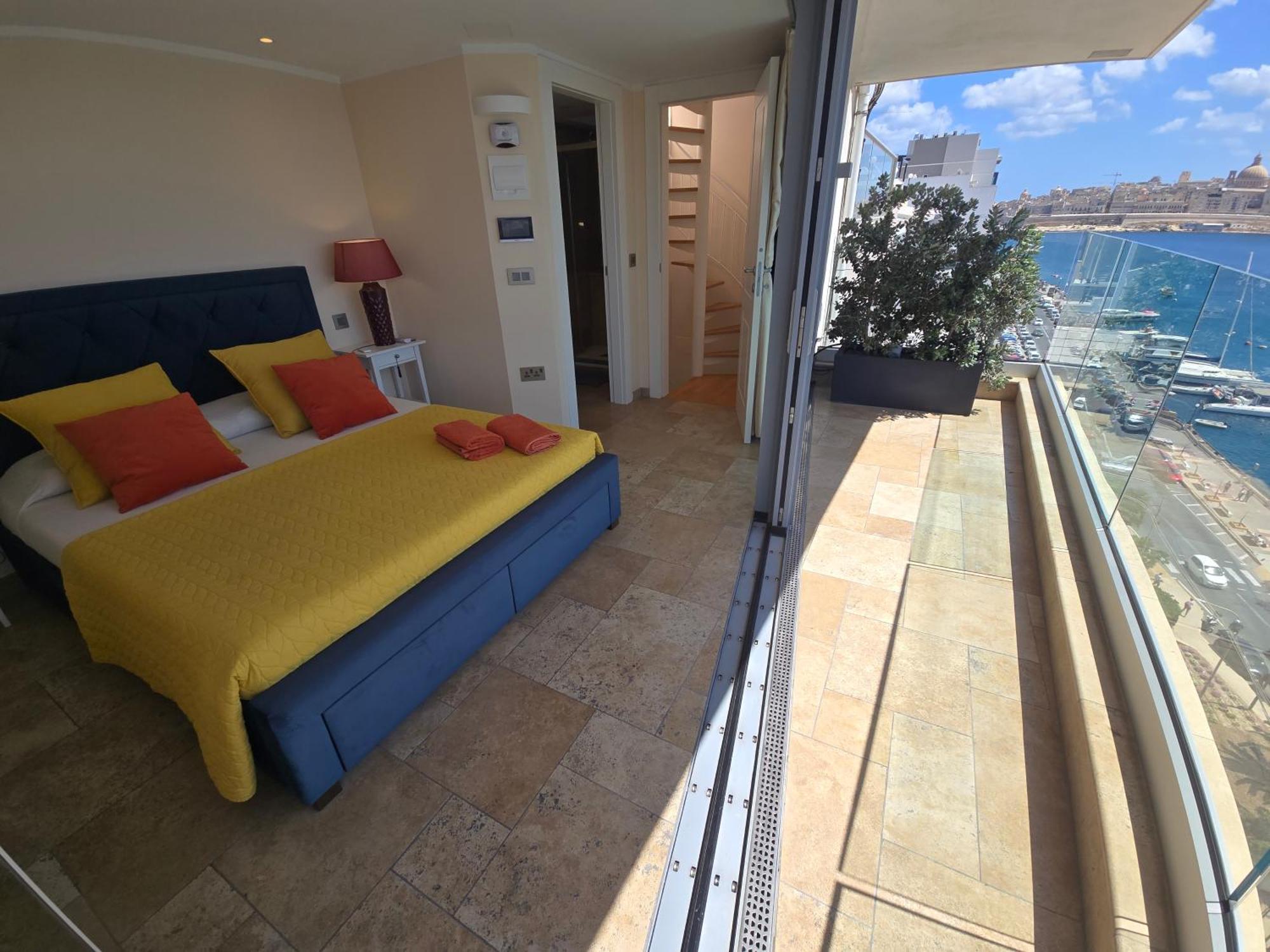 Unique Seafront Triplex Penthouse With Panoramic Bedroom & Rooftop Jacuzzi Overlooking Valletta Sliema Exterior foto