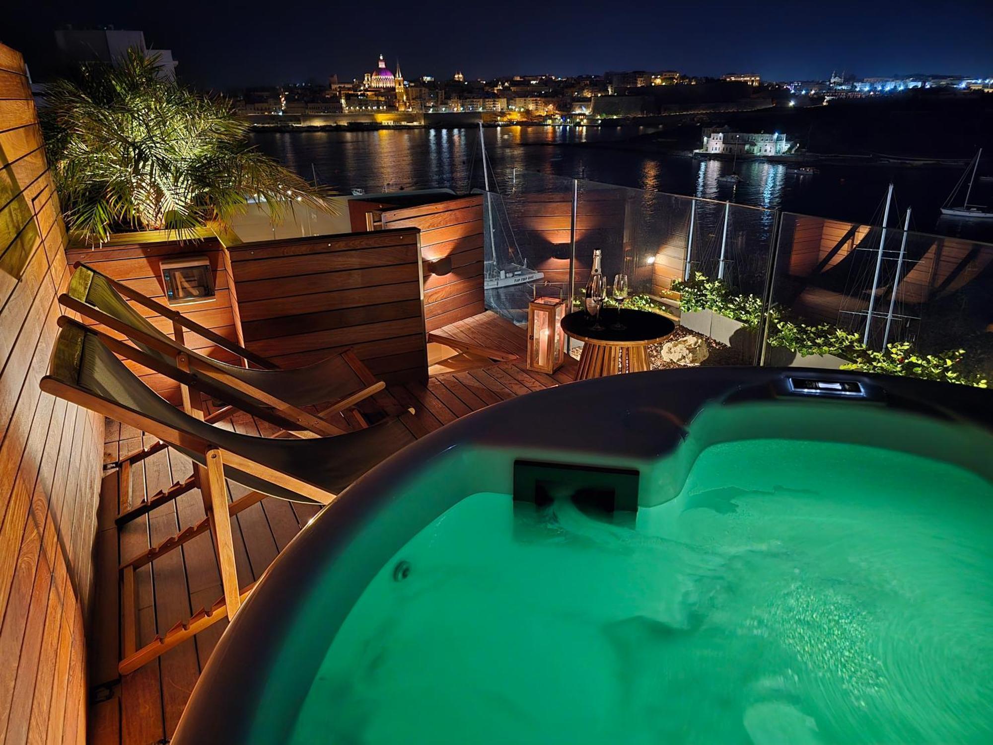 Unique Seafront Triplex Penthouse With Panoramic Bedroom & Rooftop Jacuzzi Overlooking Valletta Sliema Exterior foto