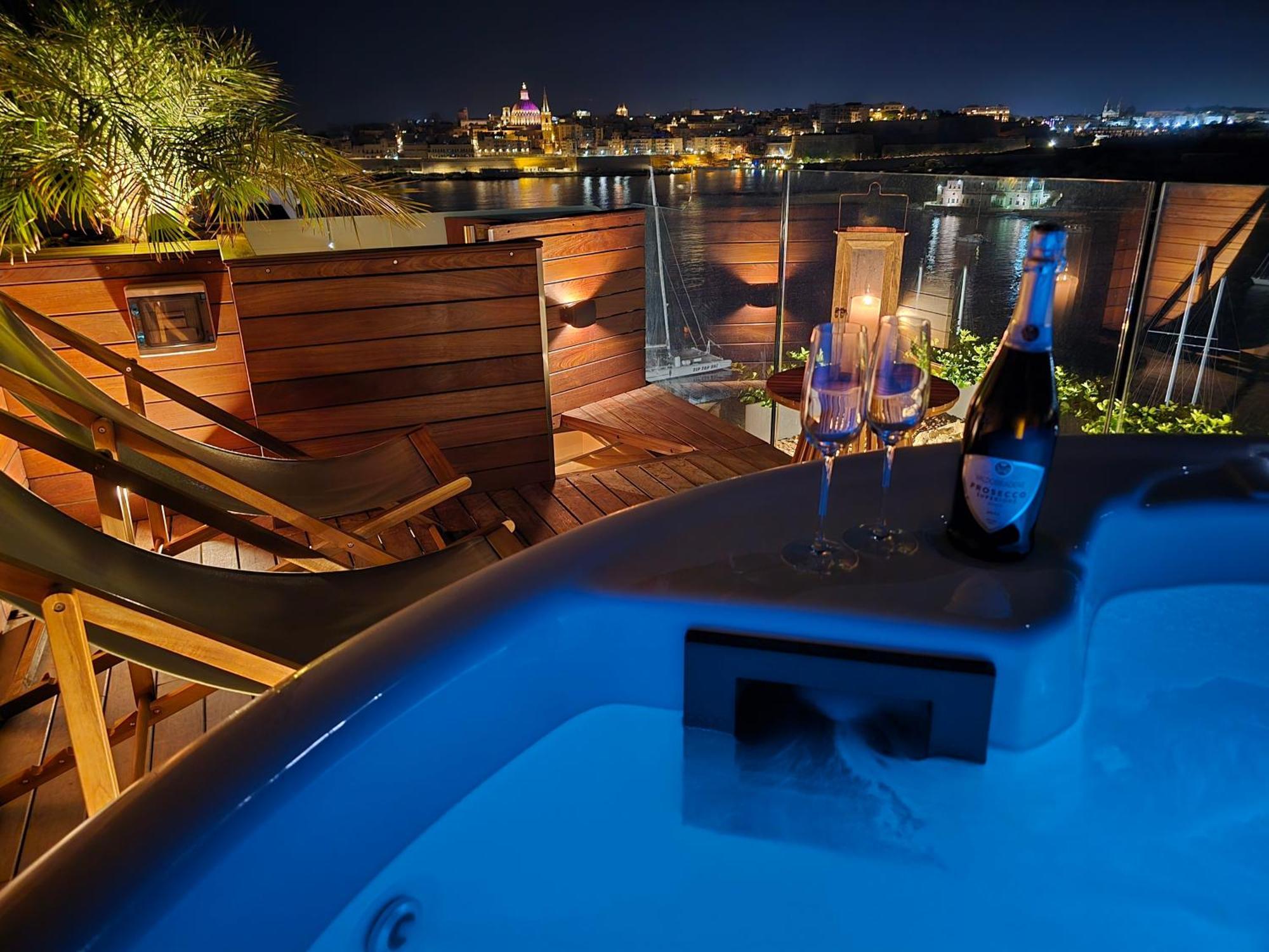 Unique Seafront Triplex Penthouse With Panoramic Bedroom & Rooftop Jacuzzi Overlooking Valletta Sliema Exterior foto